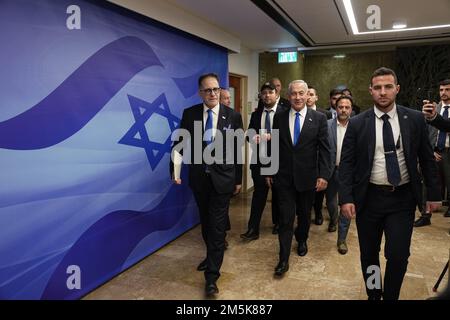 Gerusalemme, Israele. 29th Dec, 2022. Appena giurato nel primo ministro israeliano Benjamin Netanyahu arriva per un incontro di gabinetto a Gerusalemme giovedì 29 dicembre 2022. Foto piscina di Ariel Schalit,/UPI Credit: UPI/Alamy Live News