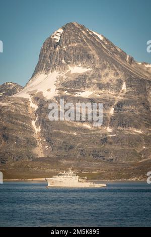 Nave di pattuglia della Marina francese FS Rhone nel porto di Nuuk, Groenlandia, durante l'operazione Nanook 2022. Foto Stock