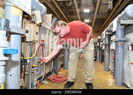 James Small, un riparatore di pale e pale presso il Fleet Readiness Center East (FRCE), controlla le valvole dell'acqua nell'edificio 4225. Secondo i responsabili ambientali di FRCE, gli sforzi per ridurre la produzione di acque reflue industriali hanno portato a una riduzione di oltre sessantamila galloni al giorno solo nell'edificio 4225. L'anno scorso FRCE ha ridotto la produzione totale di acque reflue industriali del 45%, superando l'obiettivo di raggiungere una riduzione del 30% nel 2021. Foto Stock