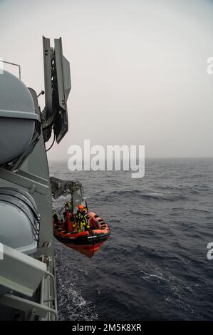Un'imbarcazione rigida gonfiabile a scafo rigido (RHIB) Fast Rescue Craft (FRC) che opera dalla nave di pattuglia della Marina danese HDMS Triton al largo di Labrador, Canada. Foto Stock
