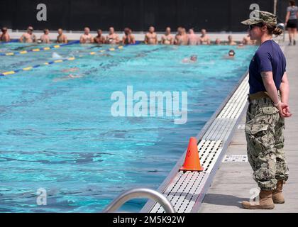 220321-N-TP877-1003 - Coronado, California (21 marzo 2022) - Joan Jennings, responsabile della comunicazione di massa, supervisiona i candidati Navy Sea, Air and Land (SEAL) e Special Warfare Combatant-Craft Crewman (SWCC) durante l'addestramento al nuoto nel serbatoio di addestramento al combattimento a bordo della base anfibio navale Coronado. Chief Jennings è un istruttore del Naval Special Warfare Basic Training Command, un componente del Naval Special Warfare Center. NSWCEN fornisce la valutazione iniziale e la selezione e la successiva formazione avanzata ai marinai che compongono le comunità DI FOCHE e imbarcazioni speciali della Marina. Queste comunità Foto Stock