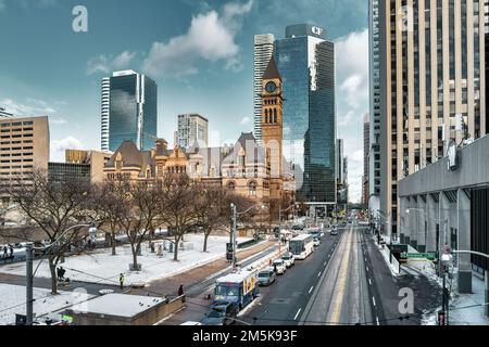 Queen Street con il vecchio municipio nel centro di Toronto, Ontario, Canada Foto Stock