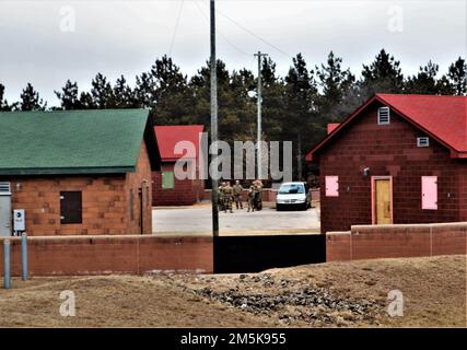 I soldati degli affari civili tengono scenari di addestramento presso il Combined Arms Collective Training Facility (CATF) il 21 marzo 2022, sul South Post a Fort McCoy, Wisconsin. Il CATF offre un'ampia varietà di ambienti di formazione. Il complesso, costruito ad un costo di oltre $14 milioni di dollari, è stato completato alla fine del 2012. Il primo utilizzo del CATF per la formazione è stato da parte dell'Ufficio federale delle indagini nel marzo 2013. Da allora, centinaia di unità militari diverse e le forze dell'ordine hanno fatto uso di questa struttura. Foto Stock