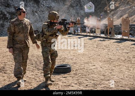 Un paracadutista degli Stati Uniti assegnato a 3rd Brigade Combat Team, 82nd divisione Airborne, si occupa di obiettivi durante un evento di addestramento al fuoco a Zamość, Polonia, 21 marzo 2022. La 82nd° Divisione Airborne è attualmente schierata in Polonia su invito dei nostri alleati polacchi per migliorare la nostra disponibilità e rafforzare la nostra Alleanza NATO. Foto Stock