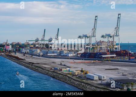 Miami, FL USA - 12 12 2022: Vista impressionante delle enormi gru a container nel porto di Miami Foto Stock