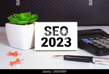 SEO 2023. testo su un notebook e su blocchi di legno Foto Stock
