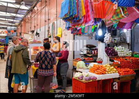 La gente si allinea ad una stalla che vende le carni preparate al mercato di Lucas de Galvez nel centro di Merida, Yucatan, Messico Foto Stock