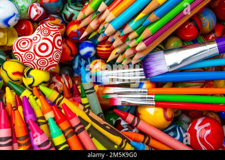 Cuore con Crayons e matite, Artist Brushes Marmi Still Life Foto Stock