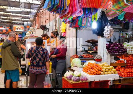 La gente si allinea ad una stalla che vende le carni preparate al mercato di Lucas de Galvez nel centro di Merida, Yucatan, Messico Foto Stock