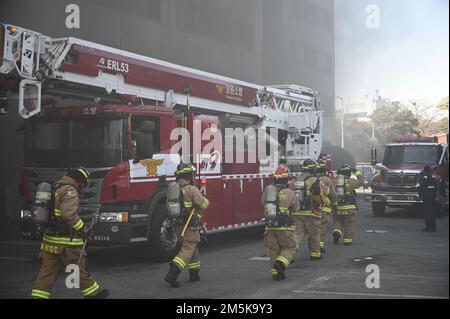 220321-N-AO362-4389 JINHAE, Repubblica di Corea (21 marzo 2022) i Vigili del fuoco assegnati al Comandante, attività della flotta Chinhae (CFAC) partecipano all'addestramento antincendio in diretta congiunto con il servizio antincendio della città di Changwon. La CFAC conduce regolarmente una formazione combinata e congiunta con i partner di mutuo soccorso per condividere le conoscenze antincendio e migliorare le competenze. Foto Stock