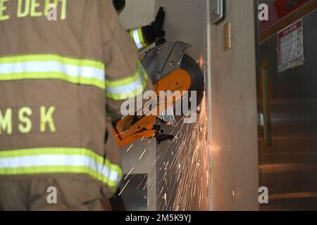 220321-N-AO362-0682 JINHAE, Repubblica di Corea (21 marzo 2022) i Vigili del fuoco assegnati al Comandante, attività della flotta Chinhae (CFAC) usano una sega circolare durante l'addestramento di entrata forzato con il servizio antincendio della città di Changwon. Il CFAC partecipa regolarmente a una formazione combinata e congiunta con i partner di mutuo soccorso per condividere le conoscenze antincendio e migliorare le competenze. Foto Stock