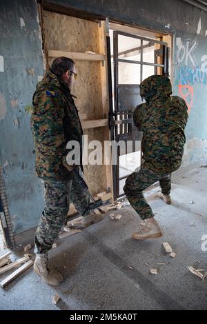 Due membri delle forze armate della Bosnia-Erzegovina EOD conducono la violazione delle porte chiuse nei campi di addestramento del Rajlovac, Sarajevo, Bosnia-Erzegovina, 21 marzo 2022. Gli investigatori e gli operatori dell'Agenzia statale per le indagini e la protezione della Bosnia-Erzegovina (SIPA), l'unità speciale antiterrorismo della Republika Srpska (RS CAJ), le forze armate della Bosnia-Erzegovina EOD, l'unità speciale di polizia distrettuale di Brcko (JSP) e l'unità speciale di servizio del Ministero federale dell'interno (FMUP SSU) hanno ricevuto una formazione pratica con gli Stati Uniti Forze speciali dell'esercito durante un esercizio di violazione durante una settimana tenuto 21-25 marzo, che pr Foto Stock