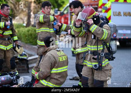 220321-N-AO362-0799 JINHAE, Repubblica di Corea (21 marzo 2022) i Vigili del fuoco assegnati al comandante, Fleet Activities Chinhae (CFAC) rimuovono e ispezionano le loro attrezzature a seguito di un addestramento antincendio in diretta congiunto con il servizio antincendio della città di Changwon. Il CFAC partecipa regolarmente a una formazione combinata e congiunta con i partner di mutuo soccorso per condividere le conoscenze antincendio e migliorare le competenze. Foto Stock