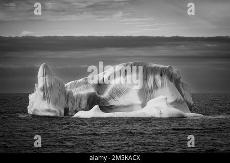 Grande iceberg galleggiante in mare a Baffin Bay, Nunavut, Canada. Foto Stock