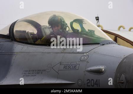 STATI UNITI Il Colonnello John Ryan, pilota di Fighter Squadron F-16 Fighting Falcon 555th, si prepara a decollare per un volo di allenamento di routine presso la base aerea di Aviano, il 17 febbraio 2022. Gli Airmen 31st Fighter Wing, dotati di funzionalità multiple, sono pronti a supportare gli Stati Uniti Forze in Europa e forze aeree l'Africa e i suoi alleati NATO a sostegno delle operazioni in corso attualmente in Europa. Foto Stock