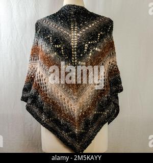 Sciarpa a maglia multicolore con gli ornamenti Foto Stock