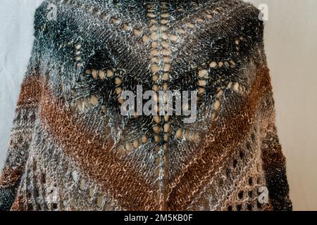 Sciarpa a maglia multicolore con gli ornamenti Foto Stock