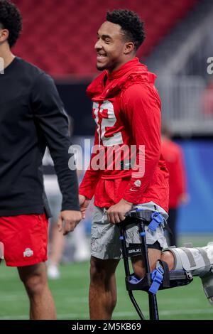 Atlanta, Georgia, Stati Uniti. 29th Dec, 2022. Ohio state Buckeyes in esecuzione TreVeyon Henderson (32) al Giovedi pratica per il College Football Playoff al Mercedes Benz Stadium, Atlanta, Georgia. (Credit Image: © Scott Stuart/ZUMA Press Wire) Foto Stock