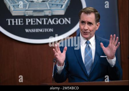 Il segretario stampa del Pentagono John F. Kirby tiene un briefing stampa, il Pentagono, Washington, D.C., marzo 22, 2022. (Foto DOD di Lisa Ferdinando) Foto Stock