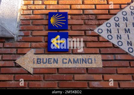 'Buen Camino', il tradizionale saluto del pellegrino e un marcatore per la Via San Giacomo su un muro di casa ad Astorga Foto Stock