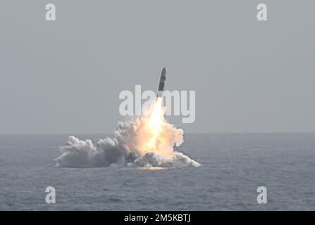 OCEANO ATLANTICO (9 febbraio 2021) – un Trident II disarmato D5 Life Extension (D5LE) lancia missili dal sottomarino missilistico balistico di classe Ohio USS West Virginia (SSBN 736) durante un Commander Evaluation Test (CET) al largo della costa della Florida. L'obiettivo primario di un CET è quello di convalidare le aspettative di prestazione del sistema strategico di armi Trident II D5LE (SWS) su imbarcazioni che sono strategicamente schierate, e questo particolare test ha concluso i voli della popolazione CET D5LE per la SSBN di classe Ohio. I futuri test saranno i successivi test di valutazione del comandante (FCET) e sono richiesti come parte di una lettura rigorosa Foto Stock