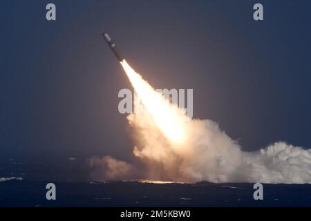 OCEANO PACIFICO (15 giugno 2022) – lancio di un missile disarmato Trident II D5 Life Extension (D5LE) dal sottomarino missilistico balistico di classe Ohio USS Kentucky (SSBN 737) durante un Commander Evaluation Test (CET) al largo delle coste della California meridionale. L'obiettivo principale di un CET è quello di convalidare le aspettative di performance del sistema di armi strategiche (SWS) Trident II D5LE su imbarcazioni che sono distribuite strategicamente. Questo test ha concluso i voli della popolazione D5LE CET per la classe Ohio SSBN. I test futuri saranno i test successivi di valutazione del comandante (FCET) e sono richiesti come parte della rigorosa preparazione te Foto Stock