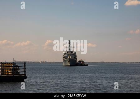 220920-CE729-N-1070 NORFOLK (20 settembre 2022) – la fregata britannica HMS Richmond (F239), di classe Duca, entra nella Naval Station Norfolk il 20 settembre 2022. Richmond sta scortando la portaerei della Marina reale britannica HMS Queen Elizabeth (RO8) durante il suo transito negli Stati Uniti. (STATI UNITI Foto Navy di Mass Communication Specialist 3rd Class Jonathan M. Wideman) Foto Stock