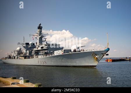 220920-CE729-N-1086 NORFOLK (20 settembre 2022) – la fregata britannica HMS Richmond (F239), di classe Duca, entra nella Naval Station Norfolk il 20 settembre 2022. Richmond sta scortando la portaerei della Marina reale britannica HMS Queen Elizabeth (RO8) durante il suo transito negli Stati Uniti. (STATI UNITI Foto Navy di Mass Communication Specialist 3rd Class Jonathan M. Wideman) Foto Stock