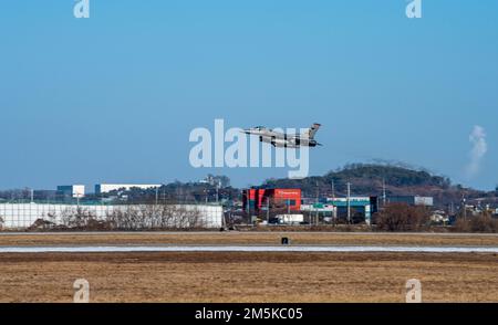 Un Falcon combattente F-16 assegnato al 36th Fighter Squadron (FS) decade come parte di una missione di addestramento presso la base aerea di Osan, Repubblica di Corea, il 28 dicembre 2022. Il 36th FS conduce regolarmente tristezze formative per prepararsi a difendere la Repubblica di Corea al fine di mantenere la stabilità regionale nella regione dell'Indo-Pacifico. (STATI UNITI Foto dell'Aeronautica militare di staff Sgt. Dwane R. Young) Foto Stock