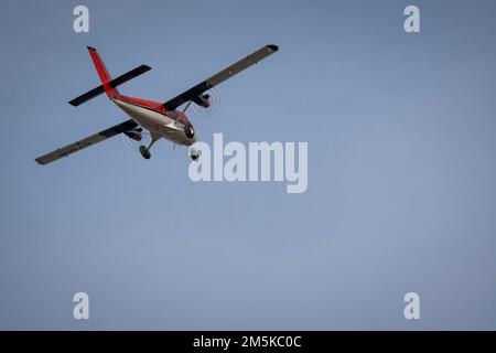 DHC6 lontra gemella di Kenn Borek Air decollo da una pista di terra in Pond Inlet sull'Isola di Baffin a Nunavut, Canada del Nord. Foto Stock