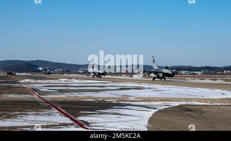 Tre F-16 Fighting Falcon assegnati al taxi 36th Fighter Squadron sulla pista prima del volo durante una missione di addestramento presso la base aerea di Osan, Repubblica di Corea, il 28 dicembre 2022. F-16 combattenti multirole eseguire una varietà di missioni tra cui la soppressione della difesa aerea nemica, il controllo aereo in avanti e il supporto aereo vicino. (STATI UNITI Foto dell'Aeronautica militare di staff Sgt. Dwane R. Young) Foto Stock