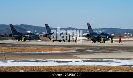 STATI UNITI Air Force Airmen assegnato al 36th Fighter Generation Squadron prepara 36th Fighter Squadron F-16 Fighting Falcon's per una missione di addestramento presso la base aerea Osan, Repubblica di Corea, il 28 dicembre 2022. Come parte degli Stati Uniti L'evoluzione di Air Force verso le organizzazioni di Combat Oriented Maintenance; le grandi unità di manutenzione stanno passando a squadroni di generazione da combattimento più piccoli per migliorare la sincronizzazione tra manutenzione e operazioni. (STATI UNITI Foto dell'Aeronautica militare di staff Sgt. Dwane R. Young) Foto Stock