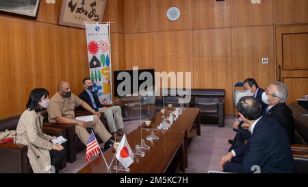 David Adams, comandante, attività della flotta Sasebo (CFAS) incontra il sindaco di Saikai Yasuhiko Sugizawa al Municipio di Saikai 22 marzo 2022. Adams ha incontrato Sugizawa per discutere di questioni che riguardano sia CFAS che Saikai City e per mantenere una comunicazione aperta e promuovere la buona volontà reciproca. Foto Stock