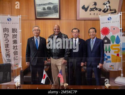 Da sinistra, il sindaco della città di Saikai Yasuhiko Sugizawa, il capitano David Adams, comandante, attività della flotta Sasebo (CFAS), Kazuaki Miyamoto, presidente dell'Assemblea della città di Saikai e Toshio Sakata, presidente della Commissione Speciale Affari di base dell'Assemblea della città di Saikai, posa per una foto al Municipio di Saikai il 22 marzo 2022. Adams ha incontrato Sugizawa per discutere di questioni che riguardano sia CFAS che Saikai City e per mantenere una comunicazione aperta e promuovere la buona volontà reciproca. Foto Stock