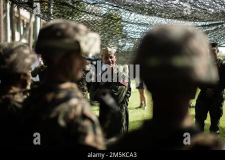 STATI UNITI L'ammiraglio della Marina John Aquilino, comandante del comando degli Stati Uniti Indo-Pacific, parla con gli Stati Uniti Marines con 3rd battaglione, 11th reggimento marino, India batteria attaccato a 3rd battaglione, 7th reggimento marino, forza di rotazione marina - Darwin (MRF-D) 22, durante una cerimonia di benvenuto al paese e brief capacità a Robertson Barracks, Darwin, NT, Australia, 23 marzo, 2022. L'Ammiraglio Aquilino ha servito come ospite d'onore alla cerimonia in cui si è rivolto a Marines dalla MRF-D 22 e al personale della forza di difesa australiana sulla forza e l'importanza degli Stati Uniti - Alleanza australiana. Foto Stock