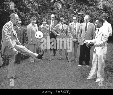 Il presidente degli Stati Uniti Gerald R. Ford cerca di bilanciare una palla di calcio sul suo piede come lui e il brasiliano calcio grande Pele calcio una palla di calcio intorno al Rose Garden della Casa Bianca a Washington, DC il 28 giugno 1975. Pele è il giocatore di calcio più pagato al mondo.Credit: Benjamin E. 'gene' Forte/CNP/Sipa USA Credit: Sipa USA/Alamy Live News Foto Stock