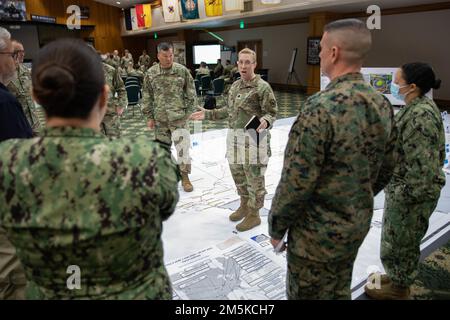 FORT HOOD, Tx. (22 marzo 2022) il Lt. Dell'Esercito col. Tiffianey Laurin, capo della divisione operazioni future della Task Force congiunta, fornisce un breve resoconto durante la conferenza di pianificazione della missione di primavera del comando al Phantom Warrior Center su Fort Hood, Tx. L'evento si sta svolgendo per migliorare la comprensione della missione e l'interoperabilità tra i principali partner della missione JTF-CS. JTF-CS conduce la risposta CBRN e tutte le operazioni DSCA di tutti i rischi a sostegno della principale agenzia federale per salvare vite umane, mitigare la sofferenza umana e prevenire ulteriori lesioni. Foto Stock