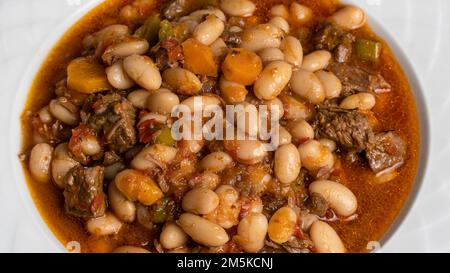 Kuru Fasulye. Cucina turca tradizionale. Piatto turco. Fagioli di haricot con carne. Vista dall'alto. Foto Stock