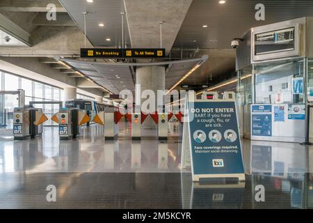 San Francisco, CA, US-21 giugno 2021: Stazione ferroviaria BART vuota con cartello che indica "coperture facciali richieste e non entrare se malato" a causa di Covid-19 re Foto Stock