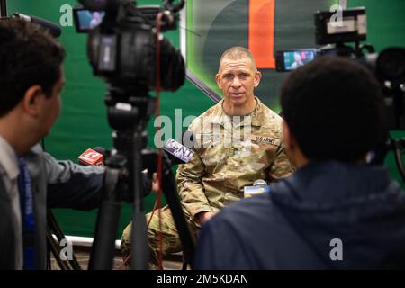 Ginston è intervistato dai media civili alla Victory Chapel a Fort Riley, Kansas, 22 marzo 2022. Grinston ha fatto il tempo di impegnarsi con i media durante la sua visita a Fort Riley subito dopo aver condotto un municipio per le famiglie di Fort Riley. Foto Stock