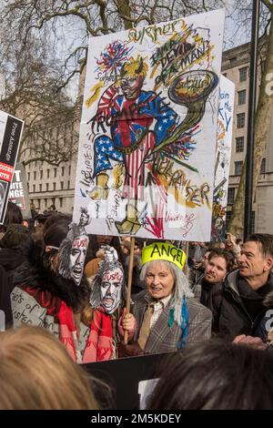 Immagine del defunto designer britannico di moda e attivista Dame Vivienne Westwood durante il non estradare Julian Assange marzo e protesta rally nel centro di Londra il 22nd febbraio 2020. Foto Stock