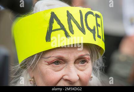 Immagine del defunto designer britannico di moda e attivista Dame Vivienne Westwood durante il non estradare Julian Assange marzo e protesta rally nel centro di Londra il 22nd febbraio 2020. Foto Stock