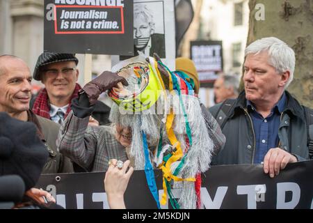 Immagine del defunto designer britannico di moda e attivista Dame Vivienne Westwood durante il non estradare Julian Assange marzo e protesta rally nel centro di Londra il 22nd febbraio 2020. Foto Stock