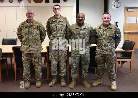 Consulente senior Tony L. Whitehead, consulente senior del Capo della Guardia Nazionale, si presenta con i 2021 vincitori degli Airmen of the Year per l'ingegnere civile 155th Squadron, 22 marzo 2022, durante una visita di stato alla base dell'aeronautica di Lincoln, Il NEB. SEA Whitehead ha visitato i vari negozi ed ha coinvolto direttamente con Airmen durante la sua visita. Foto Stock