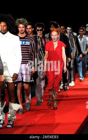 Archivio Foto, Italia. 30th Dec, 2022. UOMO DI MODA, VIVIENNE WESTWOOD FASHION SHOW (Milano - 2009-06-21, Maurizio Maule) ps la foto può essere utilizzata nel rispetto del contesto in cui è stata scattata, e senza diffamazioni intenti del decoro delle persone rappresentate Editorial Usage Only Credit: Independent Photo Agency/Alamy Live News Foto Stock