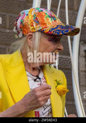 Dame Vivienne Westwood muore età 81 foto al di fuori del Bailey Old in una gabbia di sostegno Julian Assange 21st luglio 2020 Foto Stock