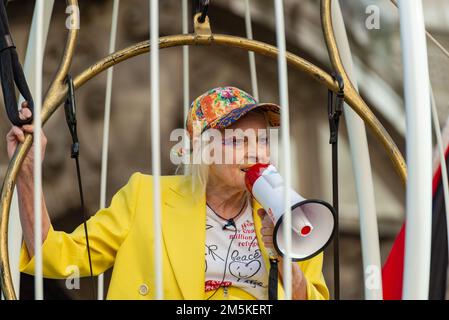 Dame Vivienne Westwood muore età 81 foto al di fuori del Bailey Old in una gabbia di sostegno Julian Assange 21st luglio 2020 Foto Stock