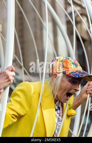 Dame Vivienne Westwood muore età 81 foto al di fuori del Bailey Old in una gabbia di sostegno Julian Assange 21st luglio 2020 Foto Stock