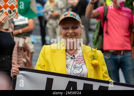 Dame Vivienne Westwood muore età 81 foto al di fuori del Bailey Old in una gabbia di sostegno Julian Assange 21st luglio 2020 Foto Stock