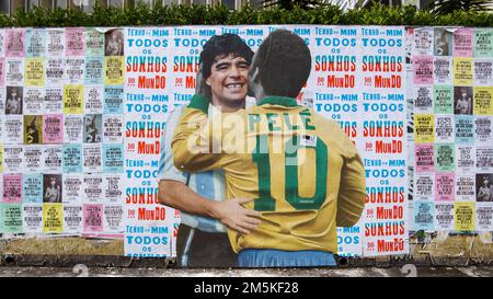 Murale raffigurante la leggenda brasiliana del calcio Pele abbracciando la tarda star argentina del calcio Diego Maradona a San Paolo, Brasile, Giovedì, 29 Dicembre 2022. Tre volte campione del mondo ed eterno idolo di Santos, il più grande giocatore nella storia dello sport lascia la scena all'età di 82 anni, vittima di un cancro. Foto Stock